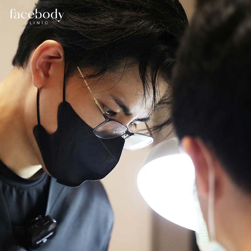 แพทย์อเมริกันบอร์ดด้านการปลูกผม (American Board Hair Transplant) มาตรฐานสากล เน้นการวางแนวผม (Hairline Design) อย่างเป็นธรรมชาติ คำนวณจำนวนกราฟต์แม่นยำ วิเคราะห์ Donor Area อย่างมืออาชีพ พร้อมแผนการรักษาเฉพาะบุคคล เพื่อผลลัพธ์ที่แน่น ดูธรรมชาติ และยั่งยืนในระยะยาว โดยทีมแพทย์ Facebody Clinic