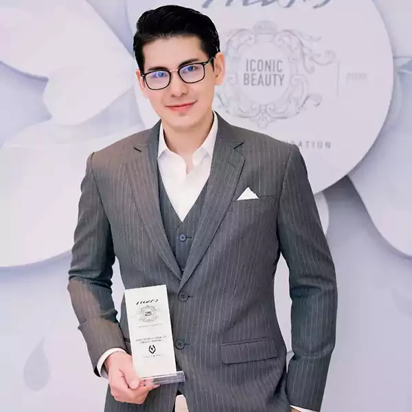 หมอธีร์ รับรางวัล 3